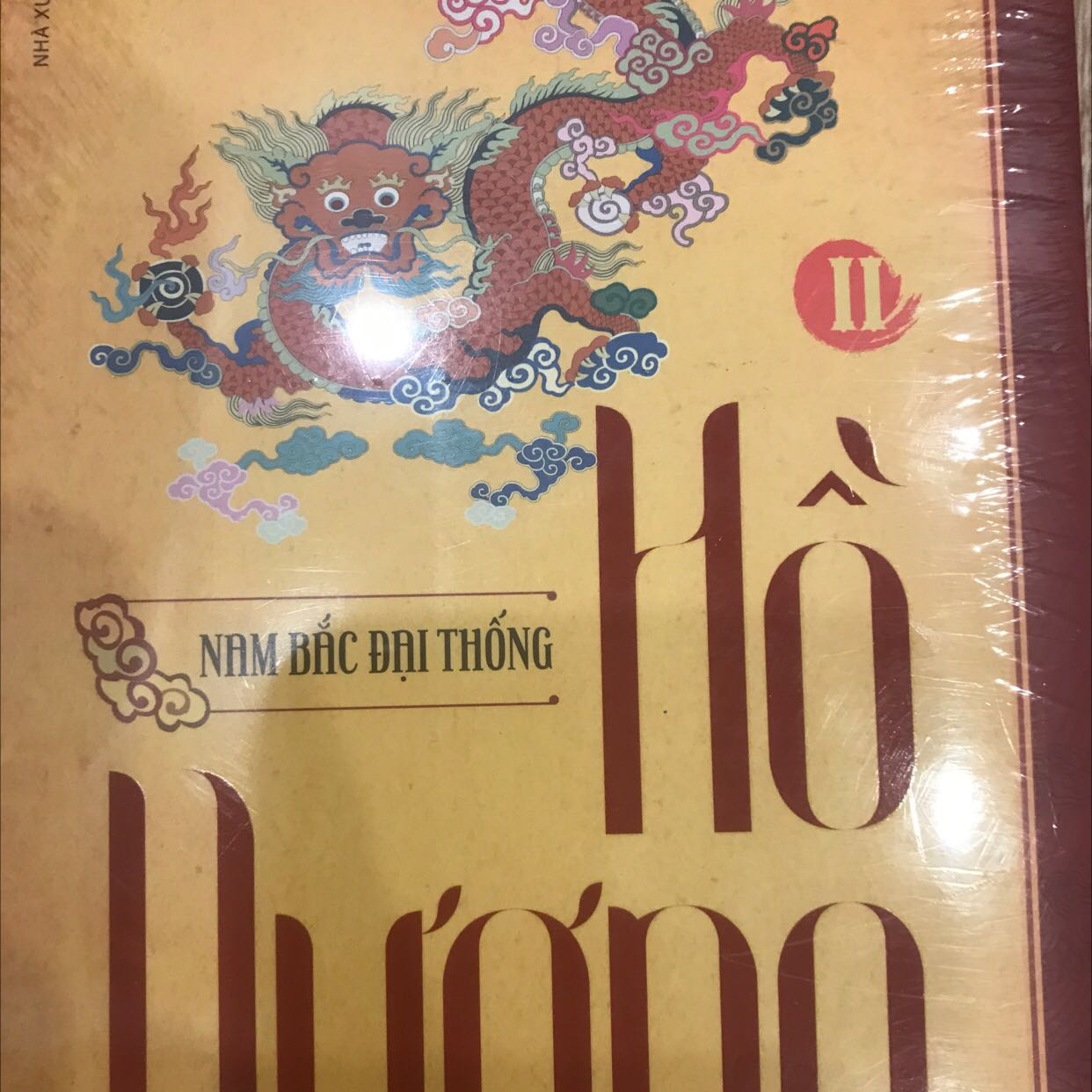 Tiểu thuyết lịch sử của Trường An lúc nào cũng đỉnh khỏi phải bàn rồi, Tiki đóng gói cũng đẹp lắm. Nên mua nếu bạn muốn đọc về giai đoạn Tây Sơn và Nguyễn Ánh nha