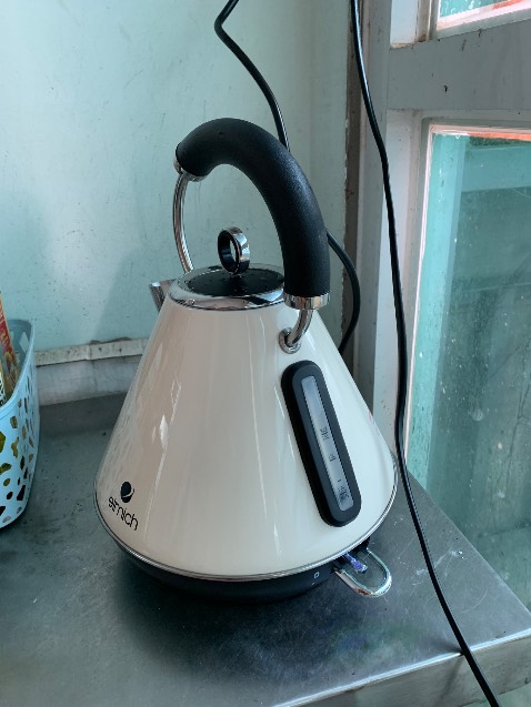 Ấm đẹp, nhẹ, thời gian nấu chỉ 4 phút 38s là sôi. Cần chờ thời gian để biết có bền không. Mua sale 6-6-2025 đuợc 666k và đuợc tặng thêm bình nuớc