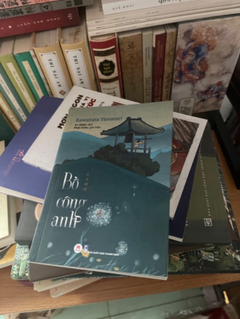 Sách nhỏ vừa phải, dễ cầm dễ đọc. Tác giả yêu thích của mình, văn phong đặc trưng, nội dung sâu lắng cho người trưởng thành chiêm nghiệm.