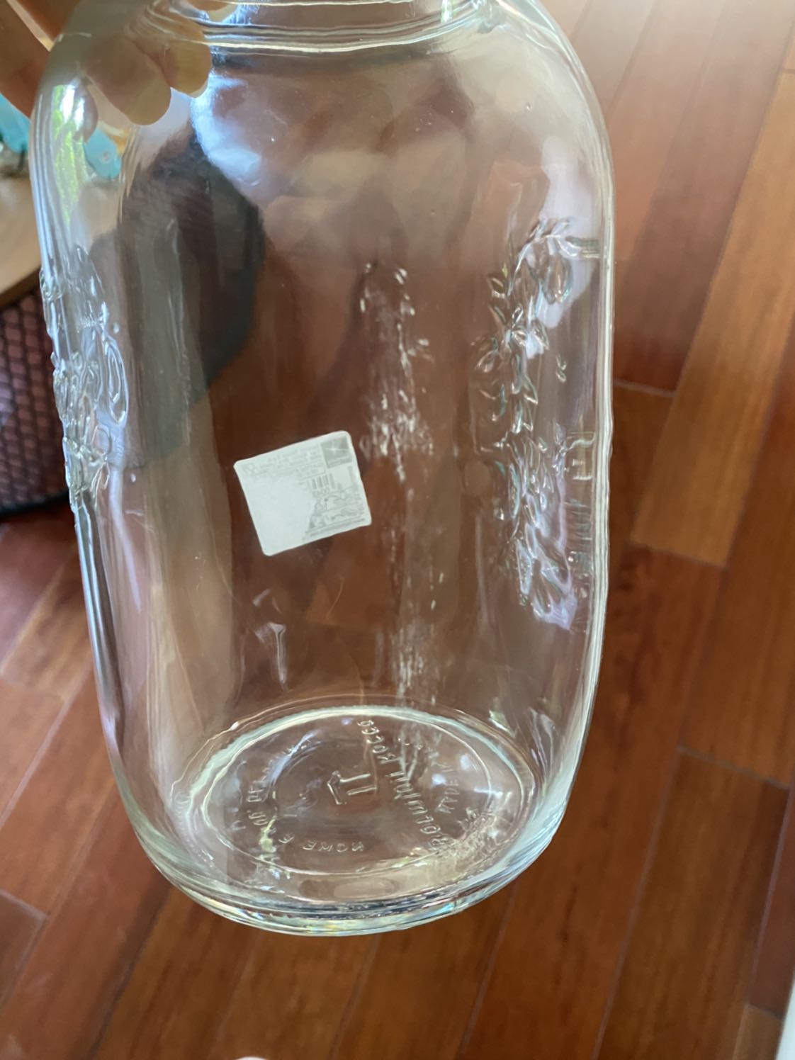 Tôi nhận dc hàng thì 4 bình thuỷ tinh đóng bó vào nhau ở giữa ko có chèn bìa gì cả làm cho các bình cọ xát vào nhau trong quá trình vận chuyển, cả 4 bình đều bị trầy xước nặng, đề nghị tiki đổi hàng cho tôi