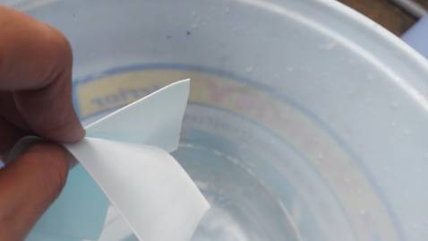 Không ngờ là có một sản phẩm hay vậy luôn, vô cùng tiện lợi, mình lấy 2 tờ bỏ vào thùng nước là nó tan ra ngay và bay mùi thơm, và lau chùi cũng rất sạch sẽ và nhanh khô. Được cái là tiết kiệm ghê, tính ra tiện ích và tiết kiệm hơn nước lau nhà đó chứ mà có mùi thơm dễ chịu nữa. Sẽ mua ủng hộ tiếp khi dùng hết nhé