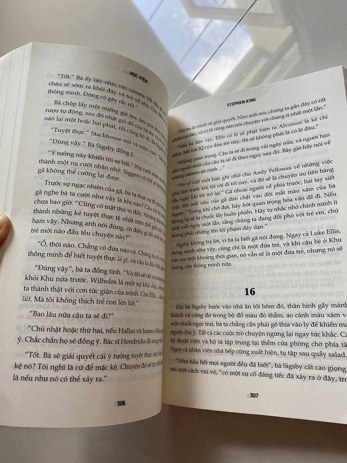 Đây là quyển mà mình mong chờ nhất, sách siêu đẹp, gói hàng cũng đẹp nữa. K bị móp méo như mấy đơn trước. Nội dung sách thì mình chưa đọc nhưng xem review thì có vẻ hay đấy. Sách mua được giá sale nữa, phải nói là không có gì để chê luôn ạ.