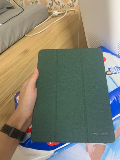 đóng gói cũng ok nhận hàng không bị móp gãy, nắp nam châm hít chặt giúp mở đóng máy