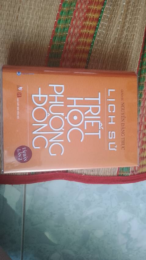 Cuốn sách nổi tiếng về triết Đông của giáo sư Nguyễn Đăng Thục,bảo quát về triết học Trung Hoa,triết học Ấn Độ rất đáng mua để làm tài liệu nghiên cứu.Đáng tiếc là chữ in nhỏ,sách khá dày đó in gộp lại số với lần xuất bản trc năm 75 lag 5 cuốn rời.