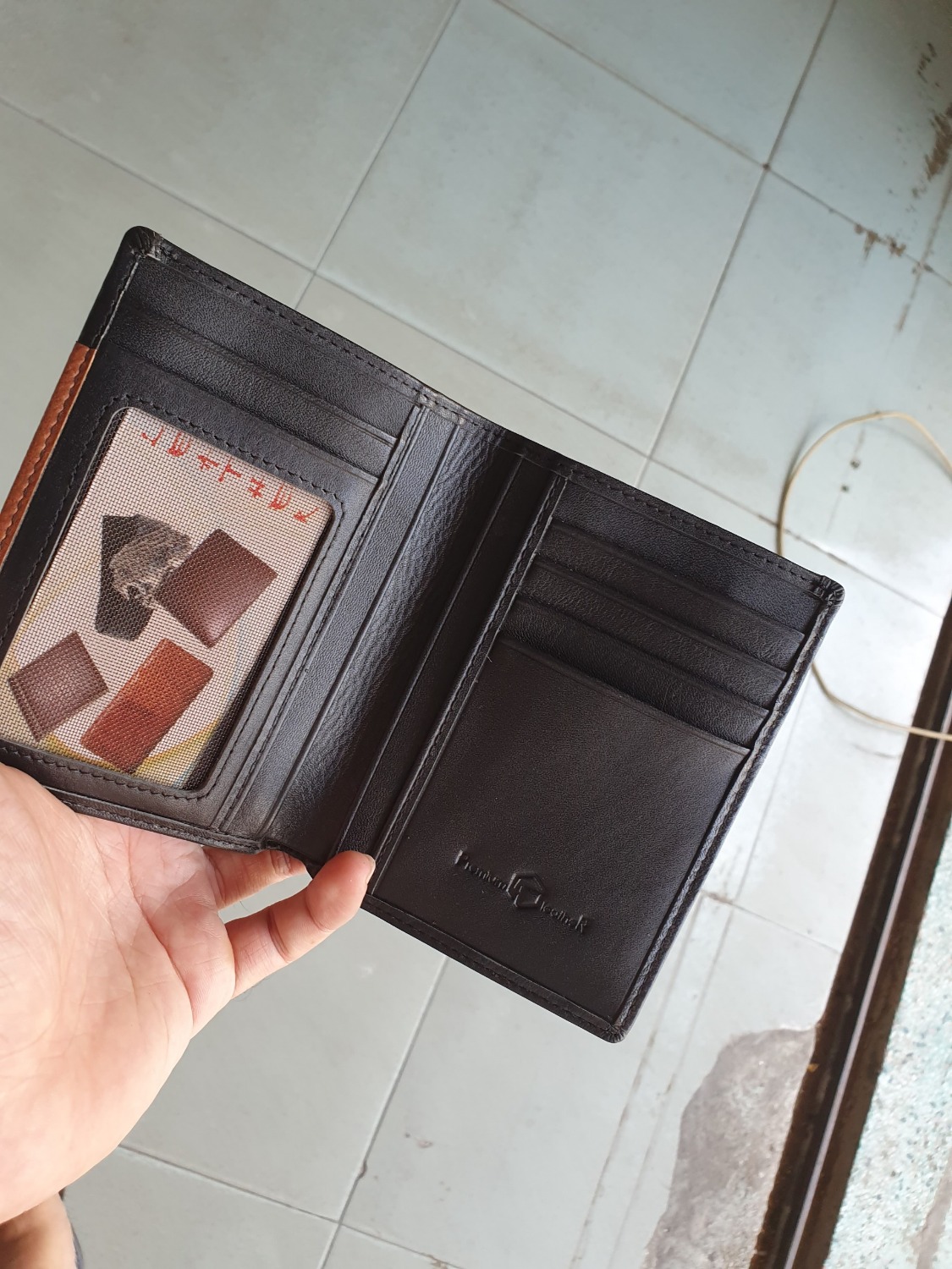 Sản phẩm giao nhanh, có hộp đầy đủ, da sờ vô rất mịn và cảm giác chắc chắn. Trước mình đã mua 1 sản phẩm thắt lưng của AT Leather xài hơn 1 năm rồi vẫn như mới, nên ví chắc cũng vậy. Sẽ ủng hộ shop lâu dài