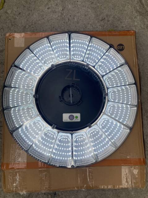 Đèn đẹp, rất chắc chắn nha. Ánh sáng tốt, độ chiếu sáng phủ rộng. Nói chung là đẹp, tốt và chất lượng. Rất đáng mua ạ