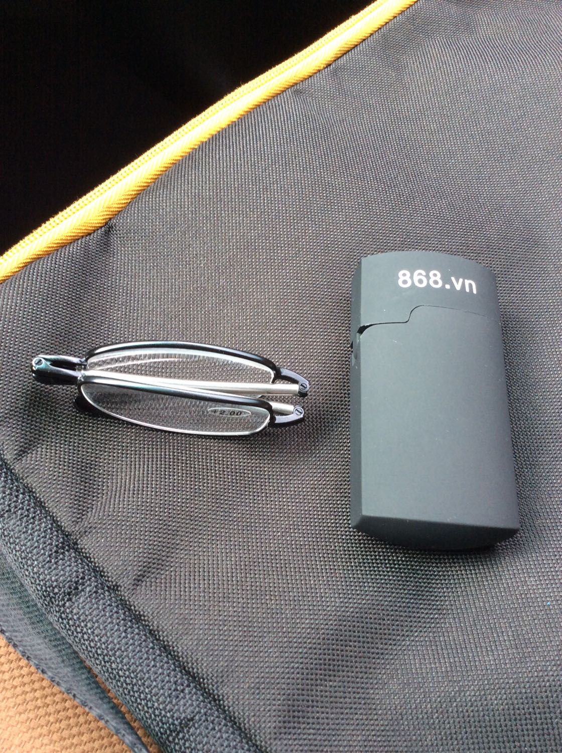 Kính có độ hoàn thiện cũng như hộp khá tốt. Gọng ăng ten rút ra vào nhẹ nhàng và chắc chắn. Nhược điểm là đeo bị quá sát vào mắt nếu không muốn bị trễ thấp , không thoải mái lắm. Chất lượng ok trong tầm giá. Không thể giao dịch chuyển khoản trên thiết bị IOS, rất bất tiện.