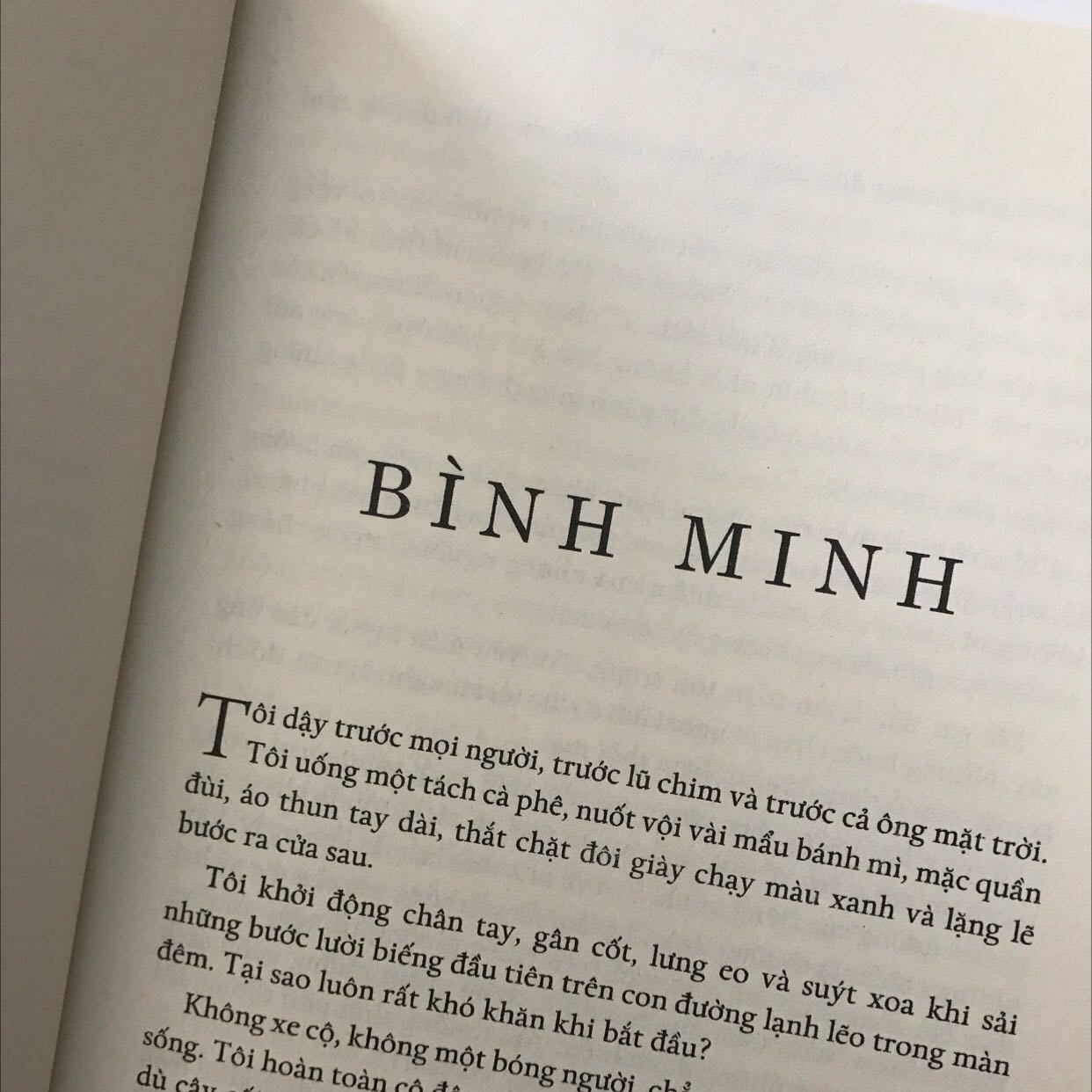 Sách của Tiki giao mới cứng, giao hàng nhanh. Cuốn này khá nổi tiếng rồi nên mình cũng kì vọng nhiều. Nội dung rất hay, truyền cảm hứng, tuy nhiên bản dịch này có quá nhiều lỗi. Khuyên các bạn nếu có thể hãy mua bản tiếng Anh, ở đây nhiều chỗ dịch cứng mà thậm chí sai lệch ý nghĩa nữa.