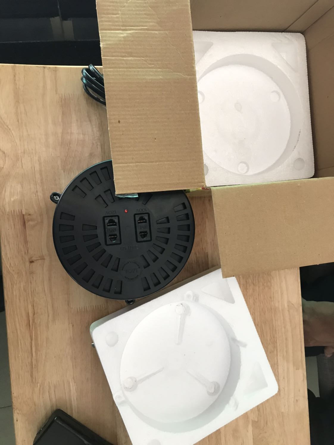 Đóng gói cẩn thận, đo điện áp khá ổn. Mấy cái này thường phụ thuộc điện áp đầu vào. Cuộc dây Sơn màu đồng. Thích cái vỏ bằng nhựa nên ít sợ bị rò điện. Cám ơn shop, cám ơn tiki.