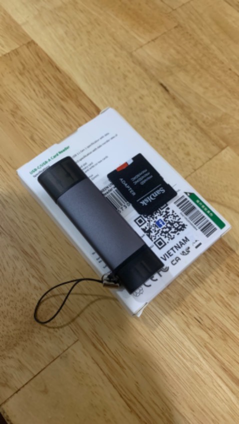 Body kim loại, màu sắc & thiết kế rất đẹp. Khe cắm microSD mượt, cắm nhả đều tốt. Khe cắm SD thì khá là chật & khó cắm, khả năng do hỗ trợ nhiều loại thẻ và làm bằng kim loại nên khá chặt.
Tốc độ đọc thẻ MicroSD bằng adapter, cắm cổng USB 2.0 là 40M/s, hài lòng.
Tổng quan là rất hài lòng. Hi vọng bền vì tui bóc tem bảo hành rồi, dán thô thiển xấu cả cái đầu đọc. Body kim loại, màu sắc & thiết kế rất đẹp. Khe cắm microSD mượt, cắm nhả đều tốt. Khe cắm SD thì khá là chật & khó cắm, khả năng do hỗ trợ nhiều loại thẻ và làm bằng kim loại nên khá chặt.
Tốc độ đọc thẻ MicroSD bằng adapter, cắm cổng USB 2.0 là 40M/s, hài lòng.
Tổng quan là rất hài lòng. Hi vọng bền vì tui bóc tem bảo hành rồi, dán thô thiển xấu cả cái đầu đọc.