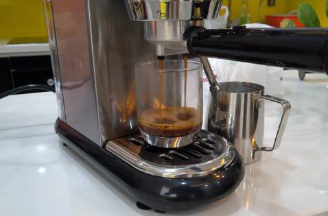 Đánh giá sau hơn một tháng sử dụng: Chức năng pha cà phê hoạt động tốt, điều khiển và tùy chỉnh dễ dàng theo hướng dẫn. Thân máy chắc chắn, gọn, bằng kim loại bóng đẹp và dễ lau chùi vệ sinh. Phụ kiện cốc đánh sữa vật liệu chất lượng cao.

Điểm trừ là tay pha đi kèm theo máy không được bền và chất liệu không tốt bằng các bộ phận khác của máy nên tôi khuyên mọi người nên sắm thêm một cái portafilter chất lượng cao hơn loại 51mm 3 tai bottomless để tận dụng hết khả năng của máy. Chú ý mua loại với độ cao của tai là 4mm mới lắp vừa máy. Loại portafilter ghi tương thích với máy Delonghi EC680/EC685/EC820 sẽ không vừa vì tai quá cao (5mm)!