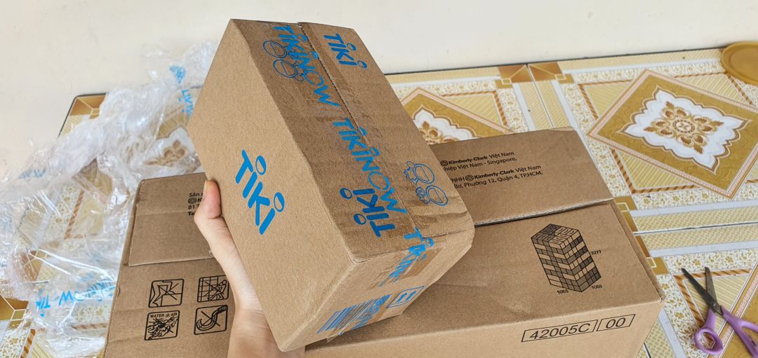 Đóng gói hơi sơ sài nhưng ko sao. Hàng giao đến nguyên vẹn. ổn. 
Quà tặng kèm ok, hịn, ko phải đồ cũ thanh lý này nọ.