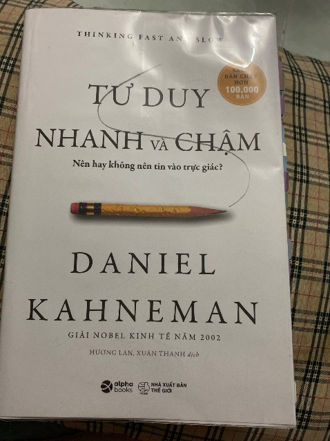 Cũng biết là sách có nhiều trang nên khá dễ bị bong keo so vs sách nhỏ hơn. Nhưng nhìn vẫn rất khó chịu. Ko biết lỗi này là do bên nsx làm ko chắc hay sao ….. Mà thực sự mới mua mà bị bong thế này nó rất bực luôn ý 🥲