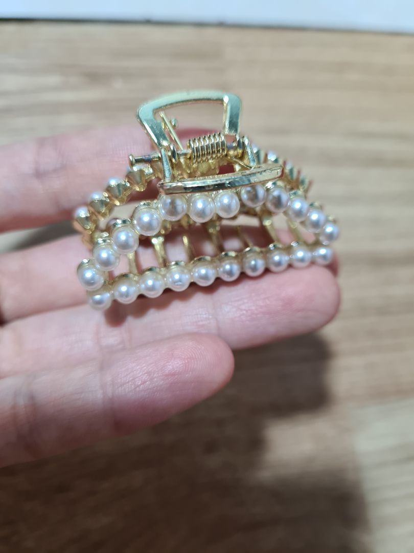 Kẹp tóc trông vừa dễ thương, vừa sang trọng, kẹp chắc chắn nữa. Giá khuyến mãi nên rất hợp lý. Kẹp tóc trông vừa dễ thương, vừa sang trọng, kẹp chắc chắn nữa. Giá khuyến mãi nên rất hợp lý.