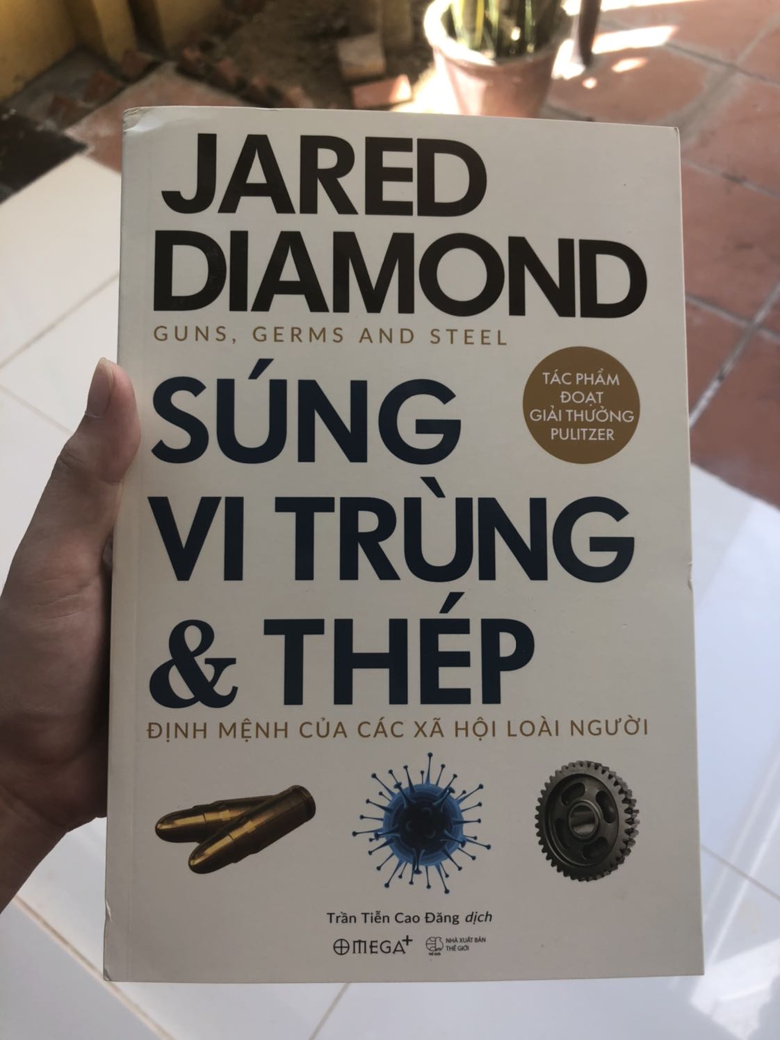 Gáy sách bị méo móp. Bìa trầy xước, hơi bẩn, nhìn không mới cho lắm. Không biết đây là do bên vận chuyển hay bên đóng gói sách nữa. Phần ruột nhìn tương đối mới nhưng phần bìa cầm không hài lòng tí nào. Mong Tiki lần sau chú ý hơn!