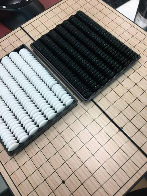 Bàn cờ đẹp mới đầu mở ra hơi có mùi, cứ tưởng to nhưng rất nhỏ cute mik đổi qua hộp lớn cho dễ bóc quân đủ ko thíu khá ok. Cờ có nam châm nên bám khá tốt
Shop giao hàng nhanh đặt hôm sau là về đặc biệt là anh admin rấc là cutee haaa