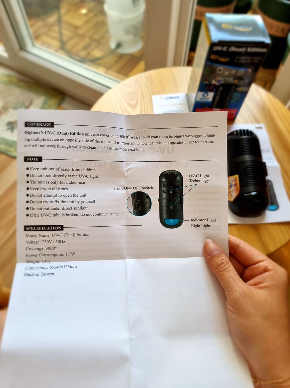 Mình gắn ở phòng khách, gần bếp. Mình thấy hình như máy khử được mùi thức ăn sau khi nấu, nên mỗi khi nấu ăn mình lại đem máy gắn ổ điện gần bếp, máy nhỏ nên tiện ghê. Mấy hôm nay dịch quá mình lại đem máy gắn gần cửa nhà (mình ở chung cư), mỗi lần đi đâu về đi ngang cái đèn thấy yên tâm thêm được ít, dĩ nhiên là không quên xịt cồn sát khuẩn cả người nữa. Máy sản xuất tại Đài Loan và có chứng nhận phòng thí nghiệm nên yên tâm nguồn gốc rõ ràng. Mình gắn ở phòng khách, gần bếp. Mình thấy hình như máy khử được mùi thức ăn sau khi nấu, nên mỗi khi nấu ăn mình lại đem máy gắn ổ điện gần bếp, máy nhỏ nên tiện ghê. Mấy hôm nay dịch quá mình lại đem máy gắn gần cửa nhà (mình ở chung cư), mỗi lần đi đâu về đi ngang cái đèn thấy yên tâm thêm được ít, dĩ nhiên là không quên xịt cồn sát khuẩn cả người nữa. Máy sản xuất tại Đài Loan và có chứng nhận phòng thí nghiệm nên yên tâm nguồn gốc rõ ràng.