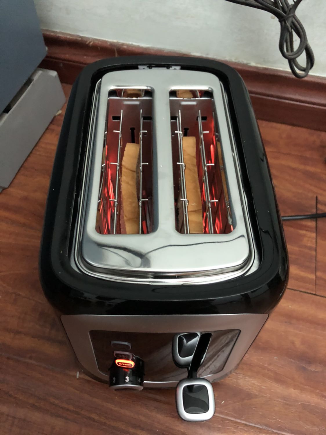 Máy nướng bánh ngon lắm ý. Có nắp, có khay đựng vụn bánh. Bánh e nướng mức 3. Rất là vừa miệng. Ăn bánh mì không cũng thấy ngon nữa. Đặt hàng t3, t6 nhận được hàng rồi. Em vẫn đánh giá là giao nhanh. 
Trước mắt sản phẩm khá là ưng cái bụng. E vote 5 sao.