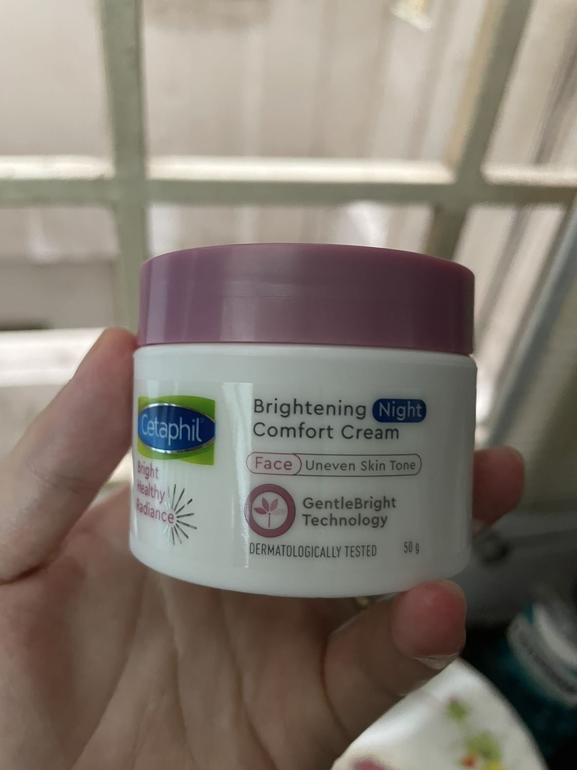 Lúc đầu mới thoa cảm giác hơi rít nhưng khi kem đã thấm thì da mềm mượt hơn.