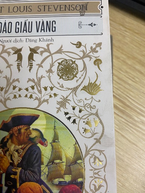 Quyển này trông khá lem nhem, nhìn cũ cũ vì bìa áo có nhiều vết bẩn. Mình lau xong rồi chụp mới được thế này, bụi bẩn cả vào bìa phía trong. Mình góp ý là Tiki nên bọc những quyển bìa trắng này trong các túi nylon nếu không sách mới mà bụi bẩn thì nhìn cũng y sách cũ. Thôi mình vẫn đánh giá 4 sao vì 2 quyển cùng đơn hàng mới tinh.