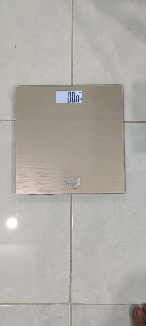 Màu sắc đẹp, màn hình hiển thị rõ nét.
Độ chính xác cao, lên xuống thì cũng lệch 0.0n kg nên cũng không quan trọng với nhu cầu.
Khi cân liên tiếp thì có hiển thị luôn phần chênh lệch, khá tiện.