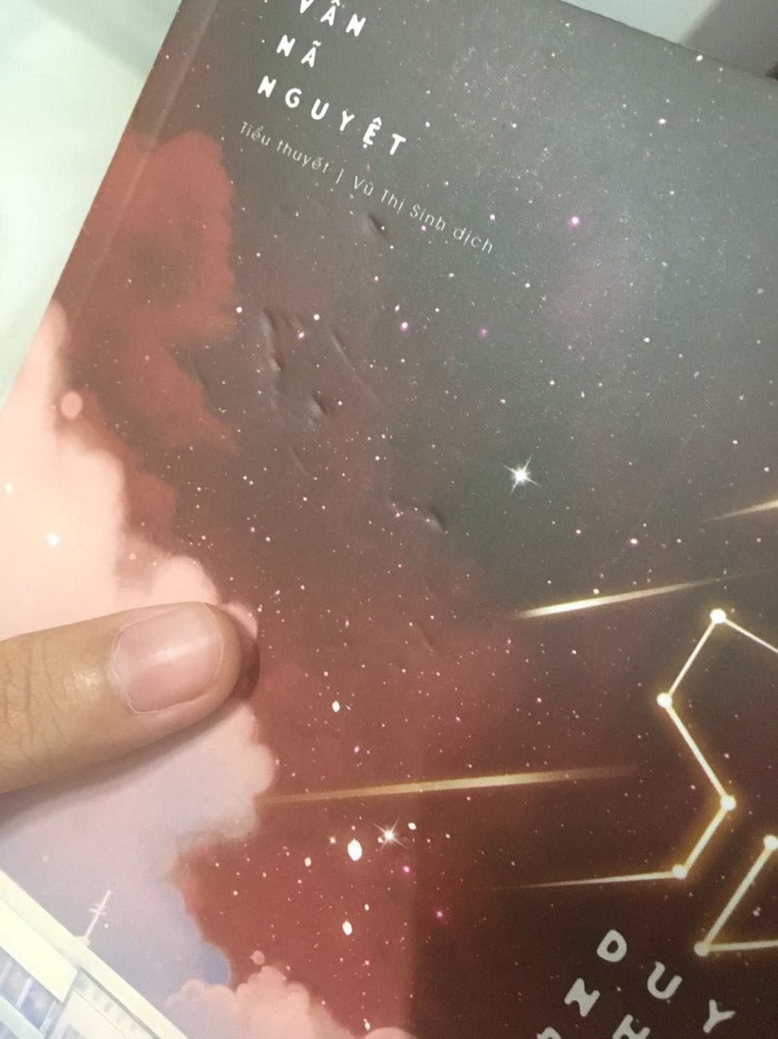 Chuyện là gói luôn cái móc khoá vào trong sách khiến sách bị lõm vào mình cũng không nói gì~ nhưng cả mặt trước cũng bị~ xong rồi còn bị trần! Tết xong tiki làm ăn kì quá! Nhưng do mua đồ nhiều rồi nên mình vẫn sẽ để 5sao, mong tiki khắc phục