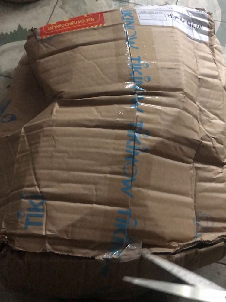 Tiki gói rượu bia thì rất kỹ, nhiều lớp nên thùng móp méo sản phẩm vẫn còn nguyên, còn gói sách thì càng ngày càng tệ, riết rồi chỉ hộp giấy và sách, không màng bọc, không cả 1 lớp giấy lót.