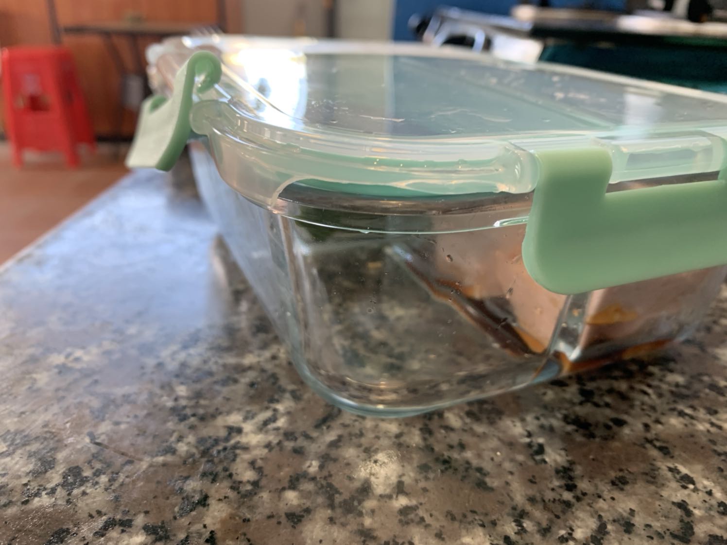 Kém chất lượng, khoá nhựa dễ dàng rớt ra, nắp nhựa lúc lấy ra đã rạn, đóng vài lần rớt luôn. Thuỷ tỉnh không đều không trong.