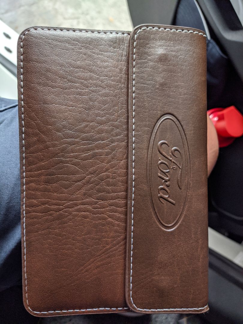 Chất lượng tạm ổn so với giá. Màu sắc, đường may như ảnh. Có 1 ngăn lớn để đăng kiểm, bảo hiểm, 2 ngăn nhỏ để bằng lái, cà vẹt.