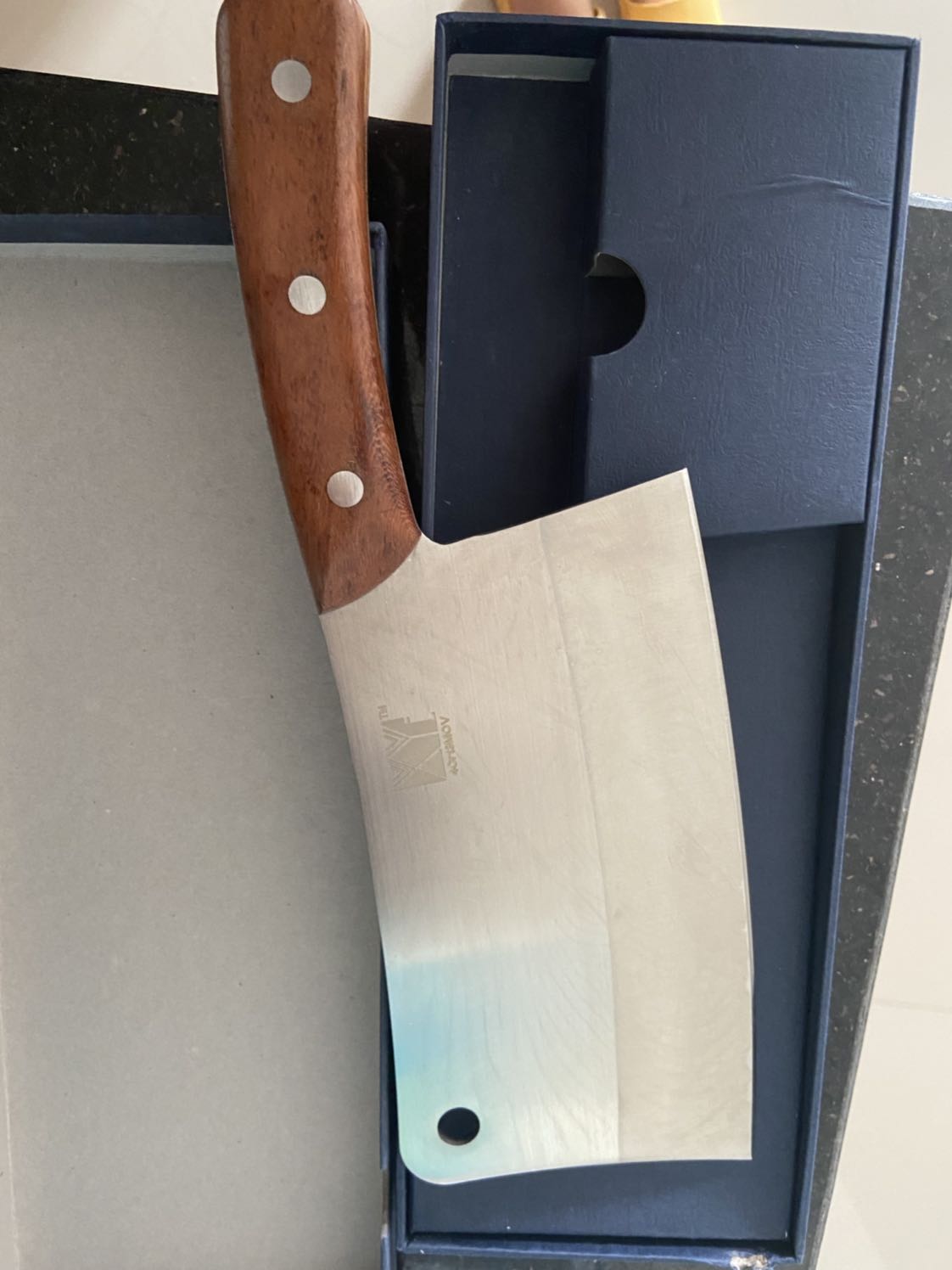 Đóng gói cẩn thận, an toàn. Dao rất chắc chắn, đã dùng thử vừa tay cầm