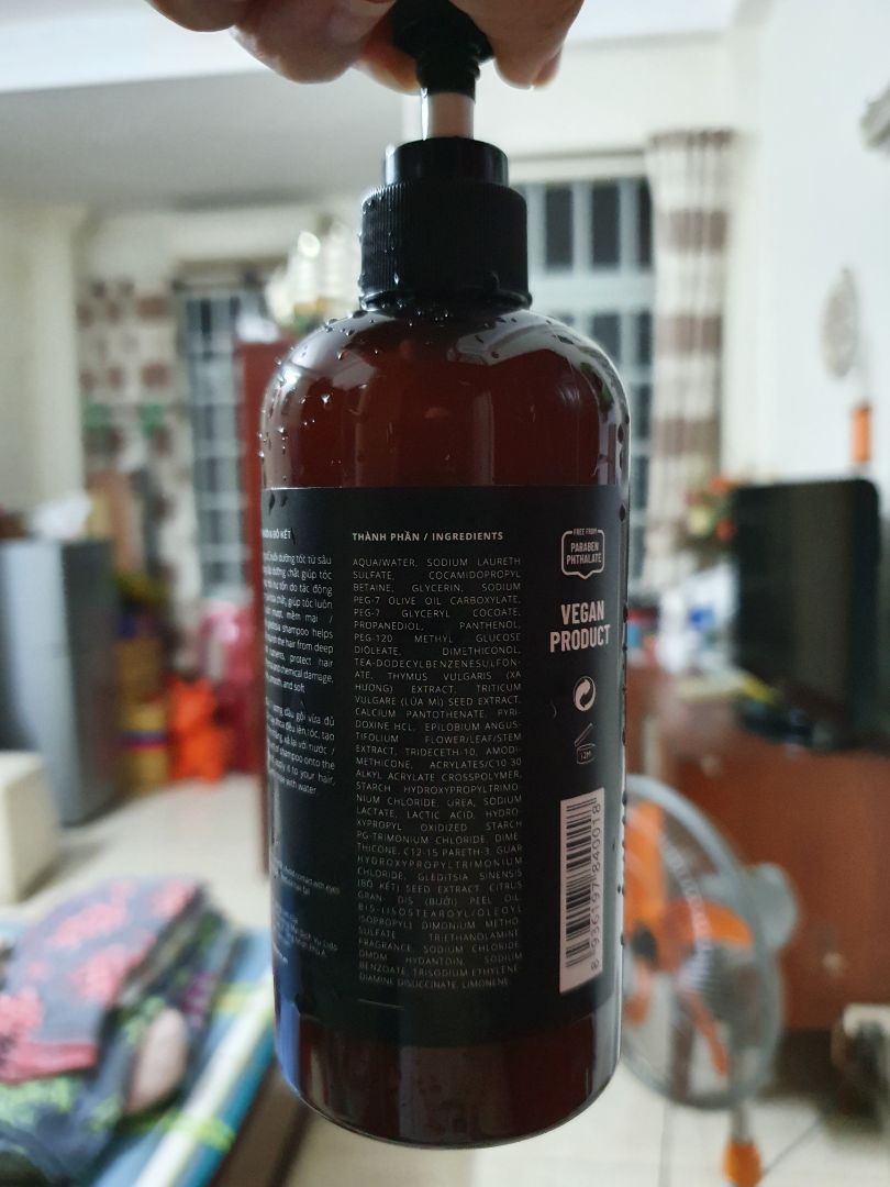 Rất thơm, mùi bưởi mới 🤣😂... rất thích... gội ko bị rối tóc... giảm rụng ngay lần gội đầu tiên...🥰💯