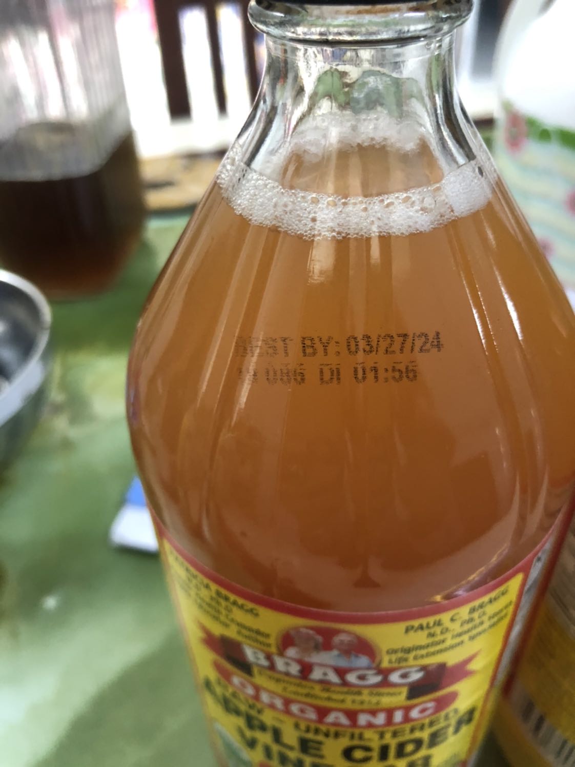 mình mua dấm táo rất nhiều lần.đây là lần đầu mua của shop. so với các chai cũ thì chai của sh hình dáng to hơn, nắp trơn bóng còn những chai khác mình mua nắp lì ko bóng, chai bên sh này là cặn những chai khác có con giống, date in của sh này cũng ko giống những chai cũ mình mua, in mờ nhạt có cả ngày tháng năm bằng số, trong khi các chai khác tháng bằng chữ chỉ có năm và ngày năm bằng số thôi.hoang mang quá.mình sẽ oder thêm 1 chai của shop khác nữa xem như thế nào. mong có phản hồi của sh