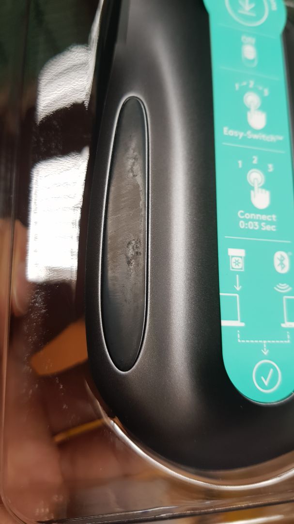 Sản phẩm đã qua sử dụng, không phải hàng mới.
- Hộp còn nguyên, có tem đầy đủ, có cáp usb, đầu đọc, sách hướng dẫn, chuột và hết.
- Đế cao su có nhiều vết xước, dấu vết đã qua sử dụng.
- Trên thân chuột có dấu vân tay.
- Chuột bị xước do va đập.
Muốn đổi trả