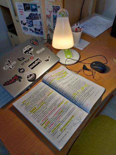 Đèn thiết kế đẹp, được đóng gói chắc chắn. Ánh sáng vàng dễ chịu bảo vệ mắt. Hài lòng.