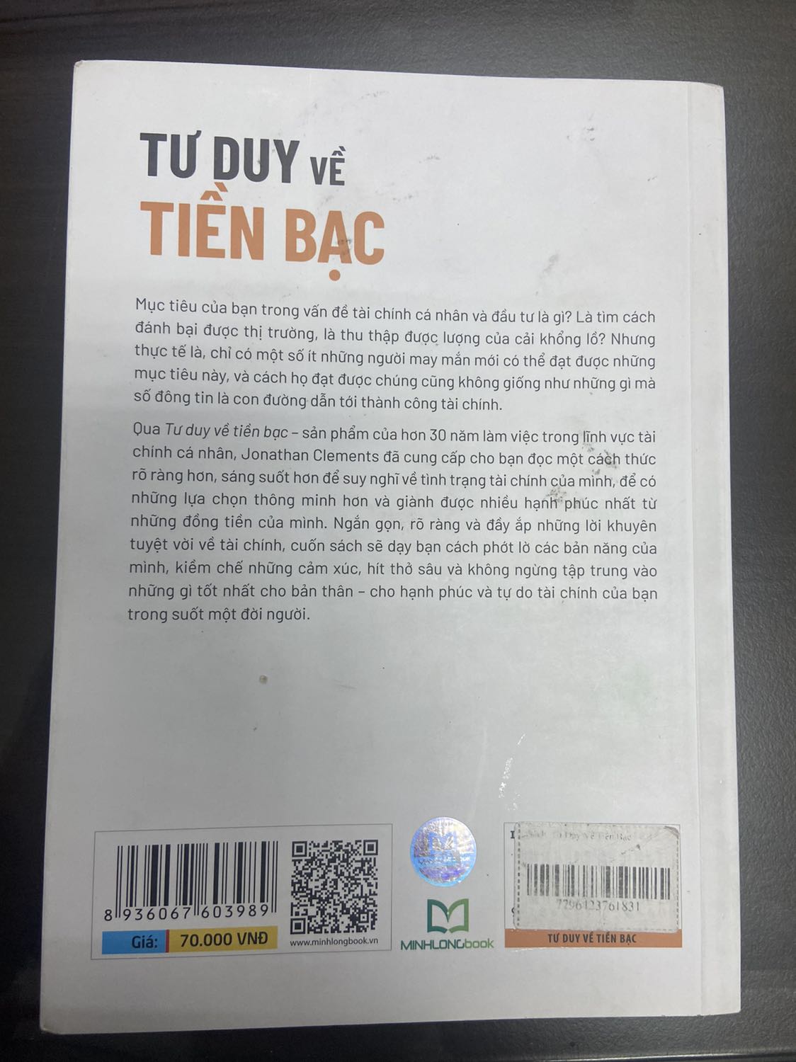 Tiki giao hàng nhanh. Về nội dung: cuốn sách được viết bởi chuyên gia tài chính nên rất hay. Có những góc nhìn thú vị như: con người sợ chết sớm nhưng chưa chuẩn bị cho biệc sống quá lâu như 80, 85 tuổi. Sống lâu như vậy mà lại ko có thu nhập khi về già thì thật sự khó khăn. Đa phần mọi người thích tài sản vật chất nhưng trải nghiệm thù vị và dành thời gian cho gia đình bạn bè mới là điều làm chúng ta vui vẻ. Sách có nhiều phần viết về việc chi tiêu và tiết kiệm rất đáng đọc. Còn phần cổ phiếu thì hơi khó hiểu và không phù hợp lắm với thị trường việt nam. Tóm lại chỉ với mấy chục nghìn thì những thông tin trong sách là đáng để tham khảo. Chúc mọi người tìm được cuốn sách phù hợp cho mình