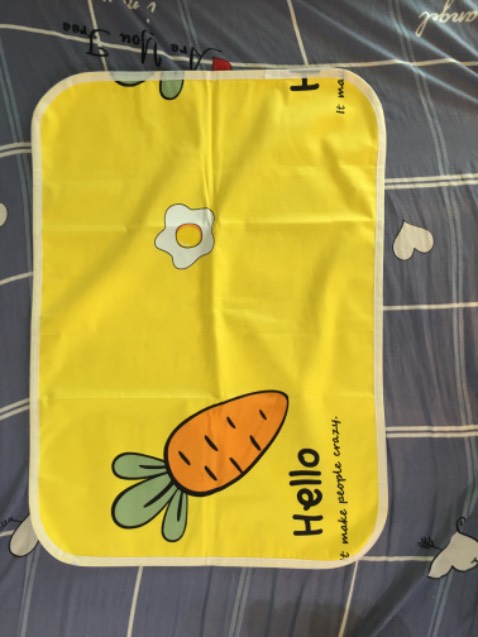 Thảm lót mềm, thoáng khí, thấm hút mạnh, không dễ trơn trượt khi dùng, màu sắc tươi sáng, không phai