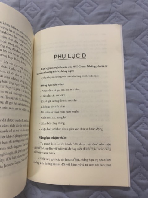 Sách lỗi chính tả nhiều quá, cảm giác như đọc sách giả. Nội dung sách thì hay và khá khó hiểu. Đóng gói sách ổn, sách khá dày Sách lỗi chính tả nhiều quá, cảm giác như đọc sách giả. Nội dung sách thì hay và khá khó hiểu. Đóng gói sách ổn, sách khá dày