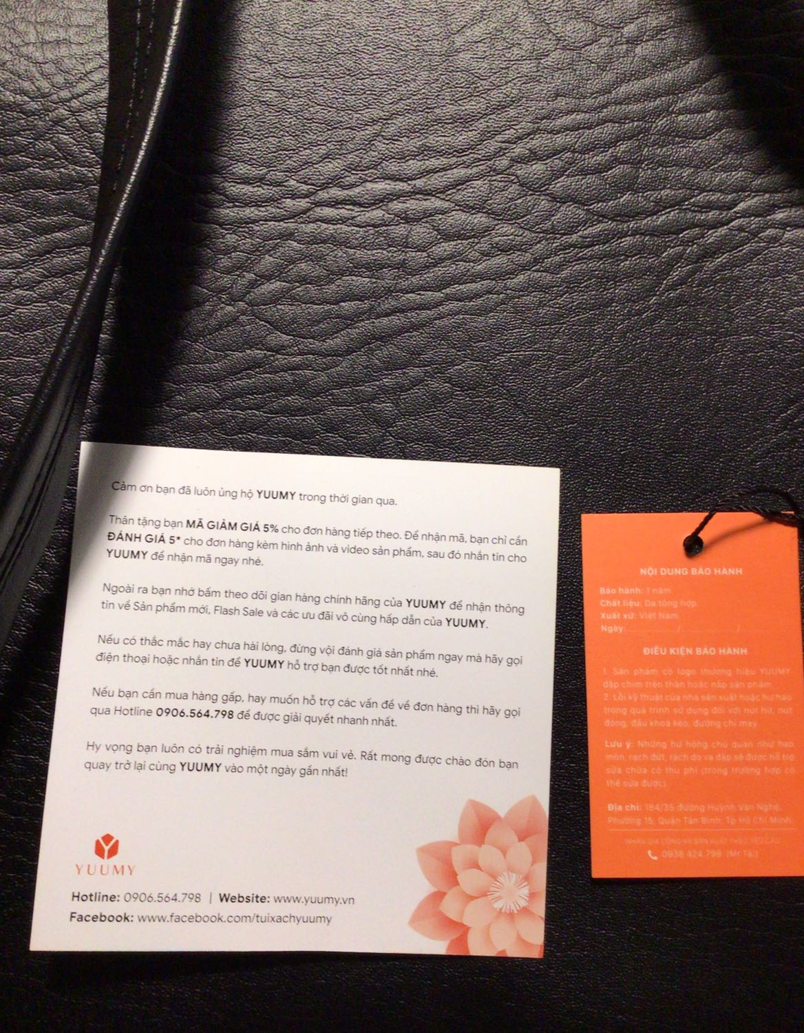 Thực sự rất đẹp các bạn ạ. Mình tăm tia balo này một thời gian dài. Chờ đến hôm giảm giá có kèm mã free ship và giảm % giá để mua. Chất liệu da đẹp. Quai đeo mềm mại. Có 2 túi cạnh. Ngăn chính chia làm 3 ngăn (1 ngăn khoá, 1 ngăn để máy tính size nhỏ). Ngoài ngăn chính thì còn 2 ngăn nhỏ (1 ngăn kéo khoá dọc đó). Mình để ipad gen 8 10.2 theo chiều nằm ngang vẫn thoải mái, chiều dọc cũng ok. Balo thuận tiện cho mình đi làm xa nhà hàng ngày, đựng được sách, ipad, điện thoại, ví và thêm 1 vài dụng cụ cá nhân thoải mái. Mình đựng tài liệu giấy A4 thấy vẫn vừa nhưng do balo thiết kế phía trên thon hơn đáy nên giấy phía trên hơi kích tí xíu thôi. Rất tuyệt vời cho sản phẩm này. Mình đặt gần tết âm lịch cứ nghĩ phải giao sau tết nhưng 27 tết đã nhận đc hàng rồi. Giá lại rẻ nữa. Balo này cũng giảm giá liên tục nên các bạn canh thời gian giảm giá để mua xem. Giá mình mua chưa có mã giảm giá kèm theo là 139k. Mình thấy có bạn còn mua rẻ hơn. Với hơn 100k để có được 1 chiếc balo như này là quá tuyệt rồi. Cảm ơn YUUMY. Cảm ơn tiki, cảm ơn momo và ZaloPay!