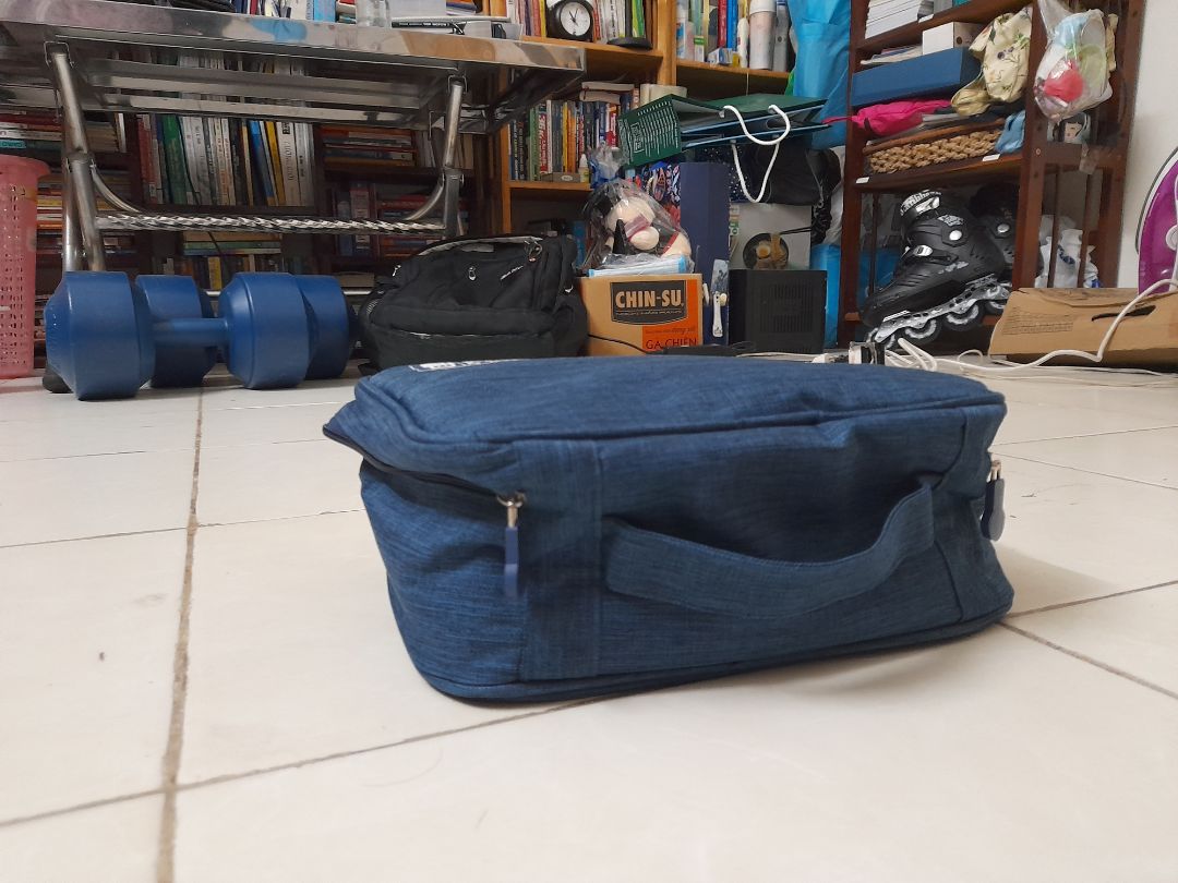 Lúc mới nhận hàng thì túi đựng nhìn xẹp lép, nhưng bên trong có 3 miếng vách ngăn, khi dựng lên và bỏ đồ phụ kiện vào thì túi nhìn khác chắn chắn Màu sắc giao đúng với yêu cầu. Vẻ ngoài nhìn khá đẹp mắt. Túi cũng có dây xách tay, cầm lên rất tiện lợi. Hơi thất vọng ở chỗ là túi hơi khó sắp xếp cục sạc laptop, muốn đựng ngay ngắn thì phải tháo rời dây cắm khỏi cục adaptor ra. Nói chung mình đánh giá khá hài lòng.