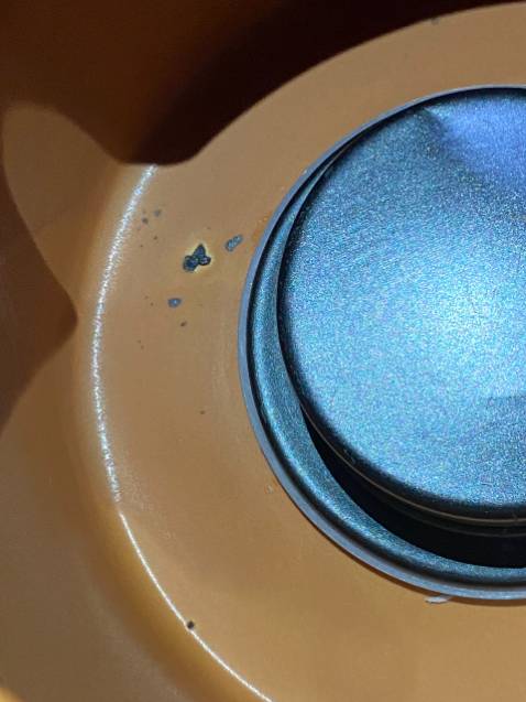 Trong lòng ấm bị lỗi, có vết đen k biết là gì nên không dám sử dụng. Hi vọng tiki đổi hàng