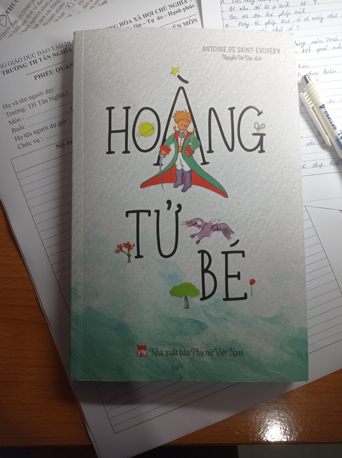 Mình đã từng mua trên tiki một cuốn Hoàng tử bé do Nhã Nam phát hành. Đọc báo biết được cuốn này do Tấn Đại dịch sát với nội dung, ngôn từ gần gũi với lứa tuổi tiểu học nên liền sở hữu ngay 1 cuốn cho các bé nhà mình.sách được giao khá nhanh, lật từng trang sách thật thích, chữ được in rõ ràng. Đánh giá 5 sao cho tiki sách nhé