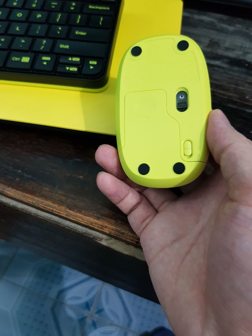 bàn phím chắc chắn. hiện tại *** ko vấn đề gì. mua do phím laptop bị hỏng. com bo cả chuột luôn. tông màu vàng hợp với cái laptop ghê. giao hàng từ HCM ra HN nên thời gian có lâu hơn chút.