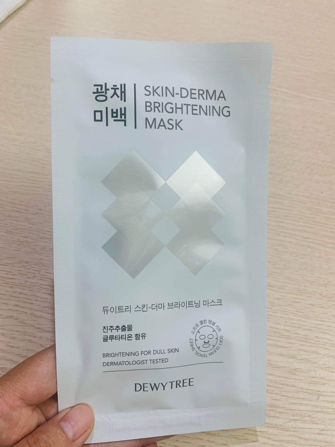 Mặt nạ ôm vừa khít mặt, mùa hè đắp dùng rất thích. Da căng bóng, k bị khô nữa. Mình sẽ mua thêm để dùng