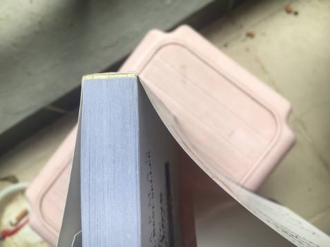 Sách của mình bị lỗi: khe sách bị lỏng, sách hơi ẩm, mình muốn đổi cuốn khác