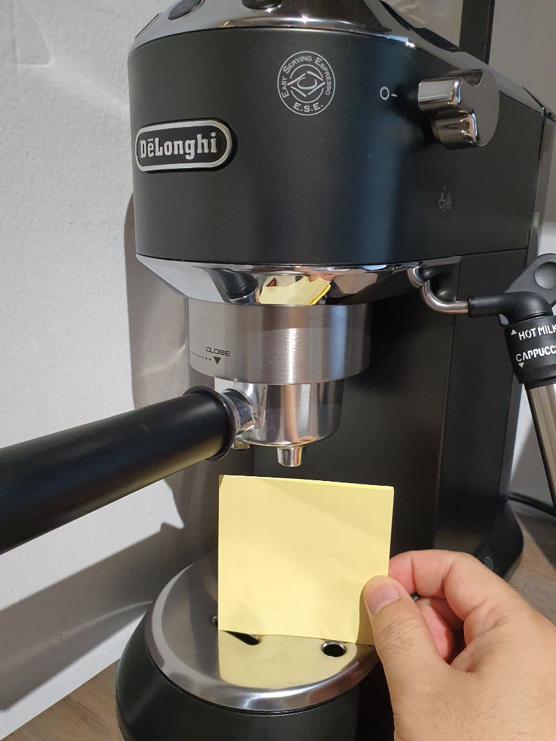 Nhỏ hơn tưởng tượng 1.5 lần. Chỉ vừa cái ly cao bằng tờ giấy note thôi. Tuy nhiên máy xịn xò chắc chắn. cafe ngon hay ko phụ thuộc vào cafe chứ máy ko làm cho cafe ngon hơn ạ.