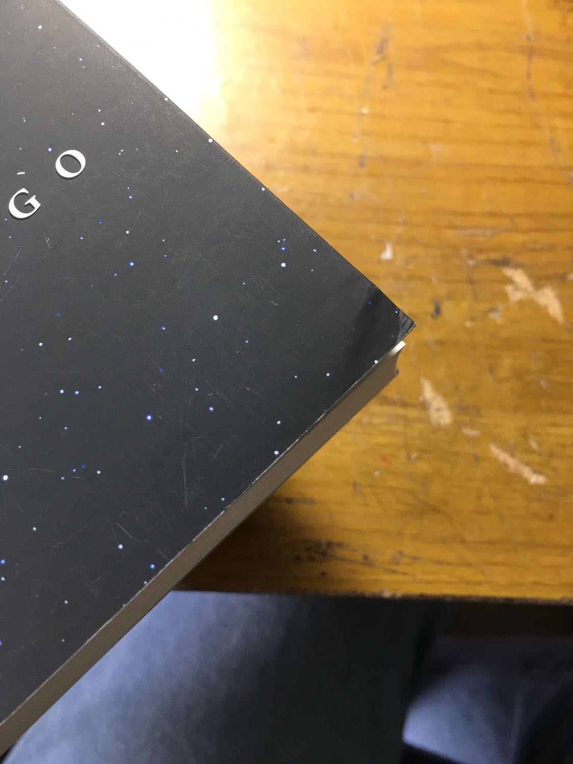 Tiki gói hàng và giao hàng rất nhanh, mình mới đặt hôm qua thì hôm nay đã nhận được rồi ạ. Tuy nhiên khâu khói không cẩn thận, ko có bọc chống sốc, sách thì bị trầy xước khá nhiều và còn bị quăn góc nữa huhuu. Nhưng vẫn cho tiki 5 sao để khuyến khích. Về phần nội dung của Ảo dạ thì munhf có đọc sơ qua review thấy nó khá giống với cuộc đời của Yukiho trong Bạch dạ hành, tuy nhiên nữ chính trong Ảo dạ mình cảm thấy tính cách và con người cô ấy có phần cay nghiệt và nhẫn tâm hơn.