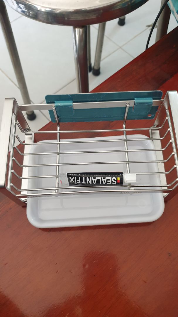 đã nhận hàng. thấy hướng dẫn chỉ dán kệ vào tường. Ngoài ra có miếng sắt hình chử nhật màu xanh nếu dán vào tường để treo kệ và lấy kệ ra vệ sinh rất tiện lợi (nhưng thiết kế bị lệch chỗ treo)