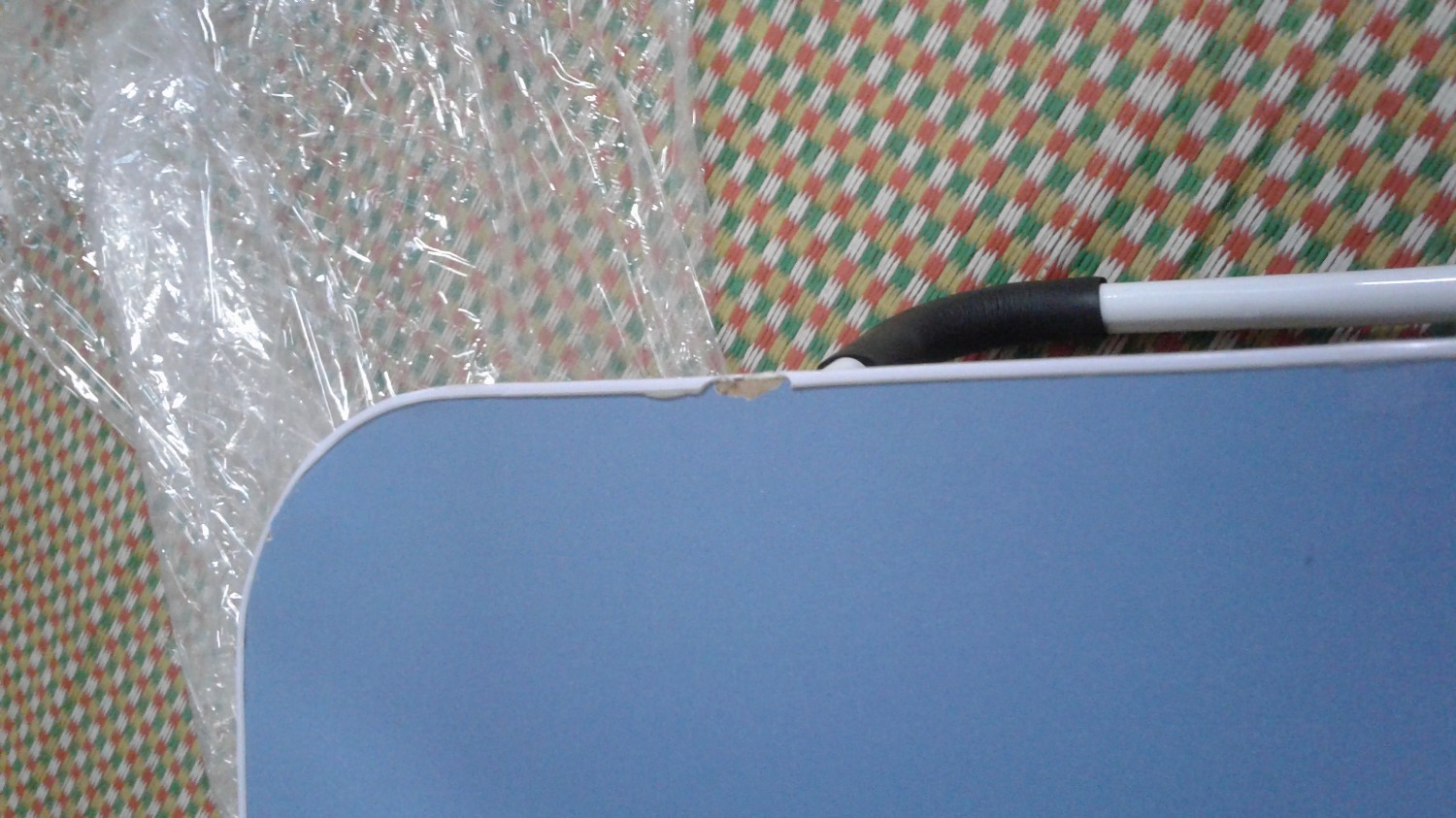 Mình không thích bàn màu sáng vì rất hay bẩn nên đã đặt màu đen mà cuối cùng vẫn giao mình màu xanh, bàn còn bị nứt mấy chỗ ở các mép dù lúc mình khui hàng thì hàng được bọc rất kĩ và bên ngoài còn bọc xốp, chứng tỏ các vết nứt là trước, một số vết nứt còn được dán băng dính.Thực sự không hài lòng về sản phẩm nhận được