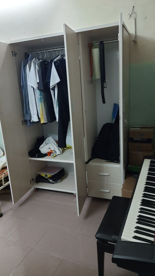 tủ đẹp chắc chắn nhìn rất xịn xò nha, mùi nhựa hơi nồng, để vài ngày cho bay bớt mùi