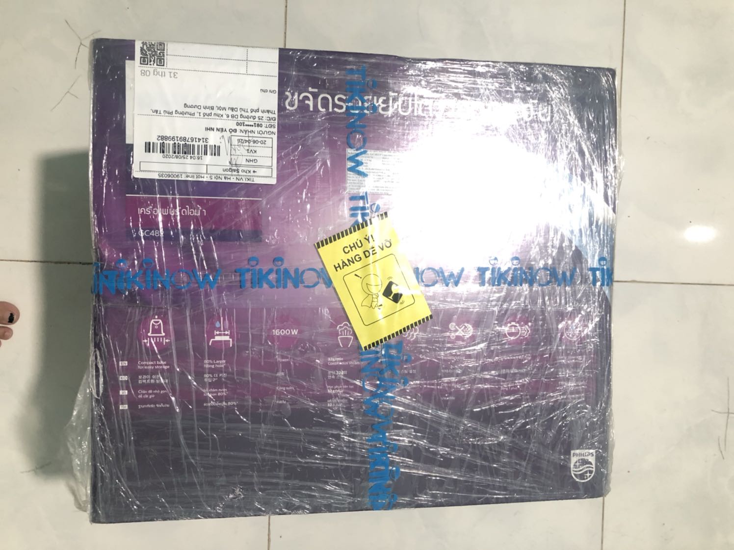 Mình mới nhận hàng hôm qua, giao hàng đúng hẹn lại miễn phí ship nên rất hài lòng khoản này. 
Hàng được đóng gói cẩn thận, có lưu ý hàng dễ vỡ cần nhẹ tay. Mình ủi thử áo sơ mi vải thô thấy oke nè, riêng vị trí nách áo chưa tìm đc cách kéo thẳng nên ko ủi đến đc :)))
Túm lại là mình hài lòng mãn nguyện vì ủi áo nhanh hơn nhiều.